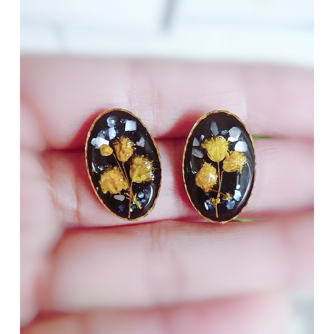 Yellow Flower Necklace with Mother-of-pearl