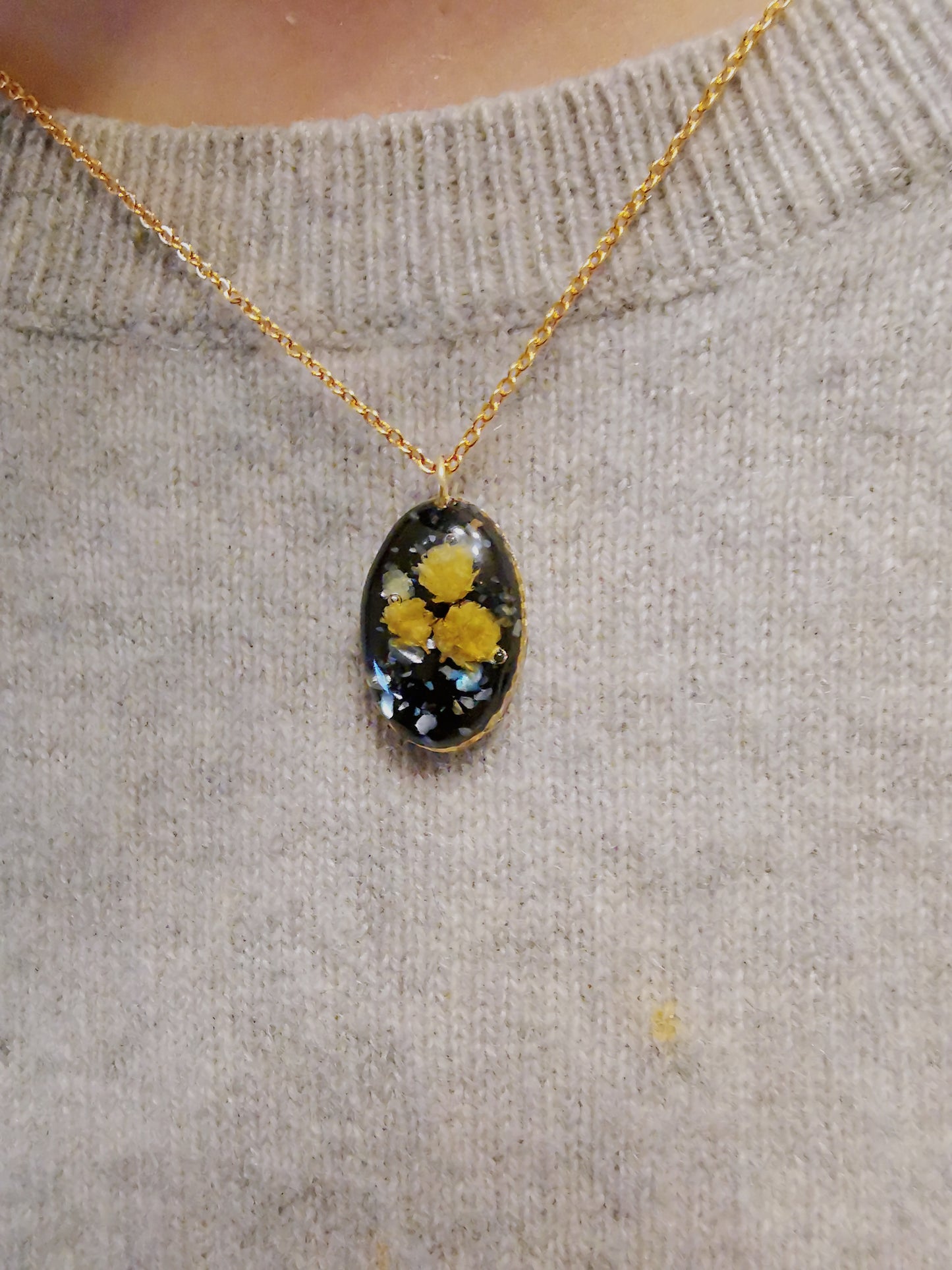 Yellow Flower Necklace with Mother-of-pearl
