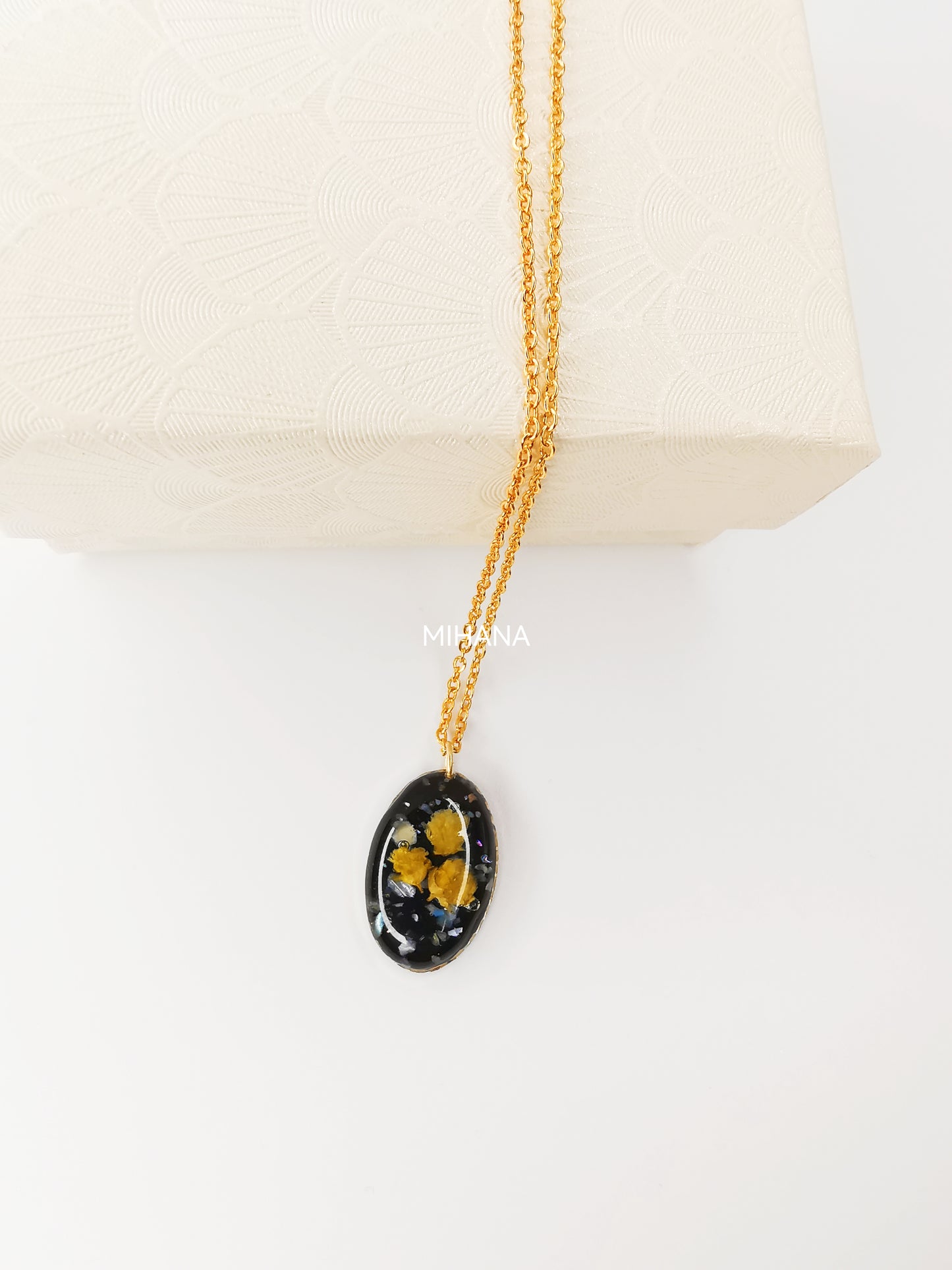 Yellow Flower Necklace with Mother-of-pearl