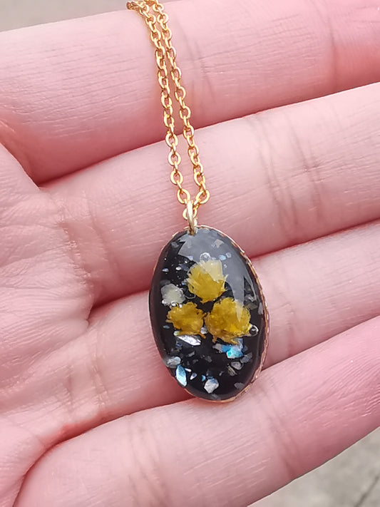Yellow Flower Necklace with Mother-of-pearl